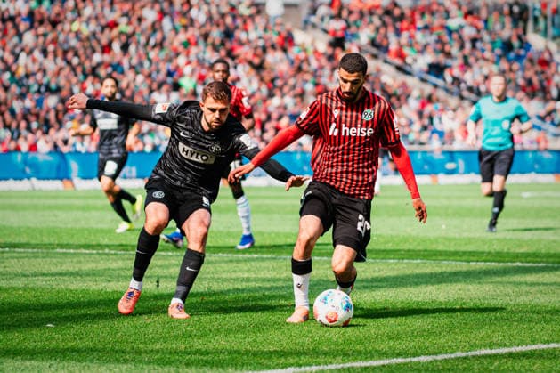 2. Bundesliga: Hannover 96 vs. SV Elversberg, 05.04.2026 Waniss TaÃ¯bi (Hannover 96, 26) gegen Åukasz PorÄ™ba (SV Elversberg, 8); Fußball, 2. Bundesliga, 28. Spieltag: Hannover 96 vs. SV Elversberg am 05.04.2026 in der Heinz von Heiden Arena, Hannover DFL REGULATIONS PROHIBIT ANY USE OF PHOTOGRAPHS AS IMAGE SEQUENCES AND OR QUASI-VIDEO.