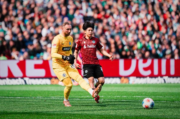 2. Bundesliga: Hannover 96 vs. SV Elversberg, 05.04.2026 Nicolas Kristof (SV Elversberg, 20) gegen Daisuke Yokota (Hannover 96, 18); Fußball, 2. Bundesliga, 28. Spieltag: Hannover 96 vs. SV Elversberg am 05.04.2026 in der Heinz von Heiden Arena, Hannover DFL REGULATIONS PROHIBIT ANY USE OF PHOTOGRAPHS AS IMAGE SEQUENCES AND OR QUASI-VIDEO.