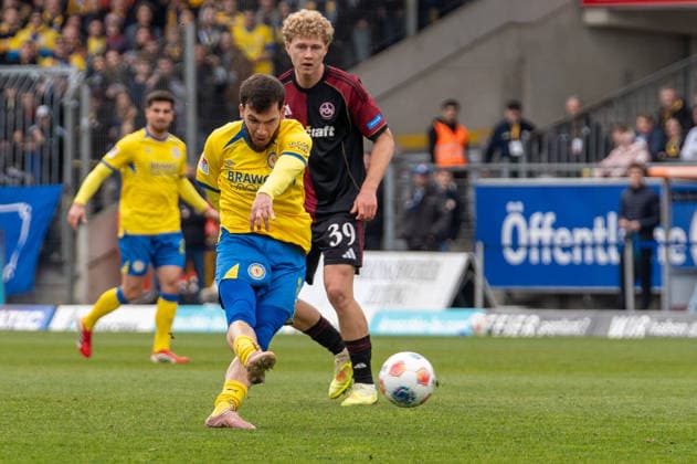 Deutschland: Fussball, 2. Bundesliga, 28. Spieltag 2025 26, Eintracht Braunschweig - 1. FC Nürnberg am 05.04. in Braunschweig, Eintracht-Stadion: Mehmet Aydin (Eintracht Braunschweig 8) am Ball, Schuss
