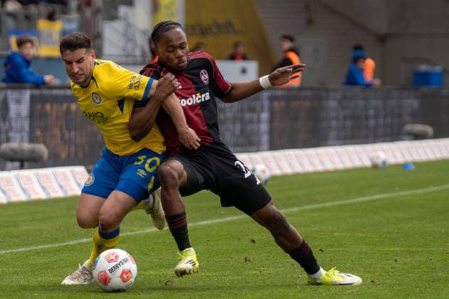 Deutschland: Fussball, 2. Bundesliga, 28. Spieltag 2025 26, Eintracht Braunschweig - 1. FC Nürnberg am 05.04. in Braunschweig, Eintracht-Stadion: Robin Heußer (Eintracht Braunschweig 30) Mohamed Ali Zoma (1. FC Nürnberg 23)