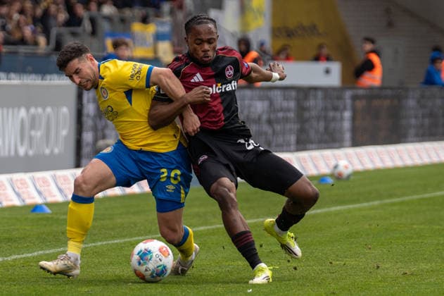Deutschland: Fussball, 2. Bundesliga, 28. Spieltag 2025 26, Eintracht Braunschweig - 1. FC Nürnberg am 05.04. in Braunschweig, Eintracht-Stadion: Robin Heußer (Eintracht Braunschweig 30) Mohamed Ali Zoma (1. FC Nürnberg 23)