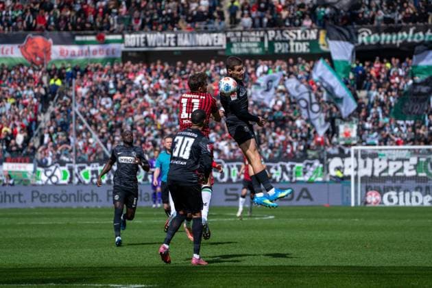 Deutschland: 2. Bundesliga 2025 - 2026, 28. Spieltag - Hannover 96 vs SV Elversberg - Heinz von Heiden Arena (Hannover): Benedikt Pichler (Hannover 96, 11) Jan Gyamerah (SV 07 Elversberg, 30)