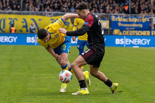 Deutschland: Fussball, 2. Bundesliga, 28. Spieltag 2025 26, Eintracht Braunschweig - 1. FC Nürnberg am 05.04. in Braunschweig, Eintracht-Stadion: Grant-Leon Ranos (Eintracht Braunschweig 25) Berkay Yilmaz (1. FC Nürnberg 21)