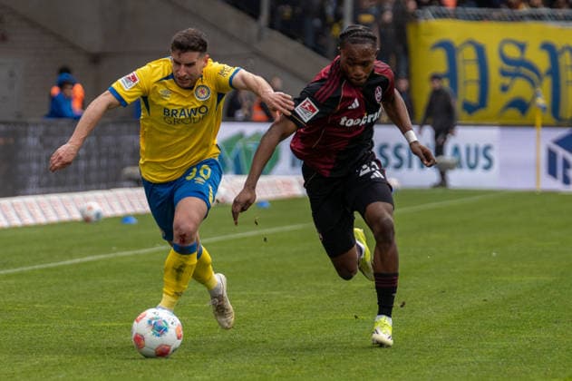 Deutschland: Fussball, 2. Bundesliga, 28. Spieltag 2025 26, Eintracht Braunschweig - 1. FC Nürnberg am 05.04. in Braunschweig, Eintracht-Stadion: Robin Heußer (Eintracht Braunschweig 30) Mohamed Ali Zoma (1. FC Nürnberg 23)