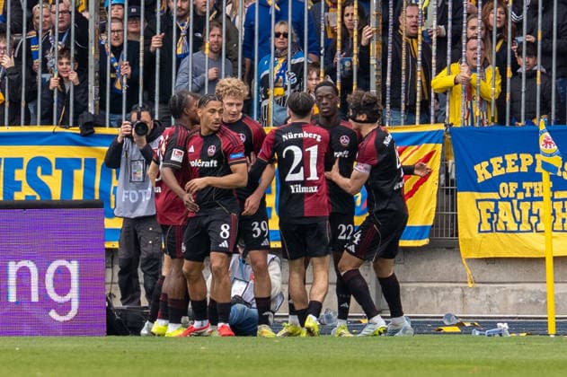 Deutschland: Fussball, 2. Bundesliga, 28. Spieltag 2025 26, Eintracht Braunschweig - 1. FC Nürnberg am 05.04. in Braunschweig, Eintracht-Stadion: Tor 0:1 Rabby Nzingoula (1. FC Nürnberg 22) Jubel Freude Emotionen Torjubel