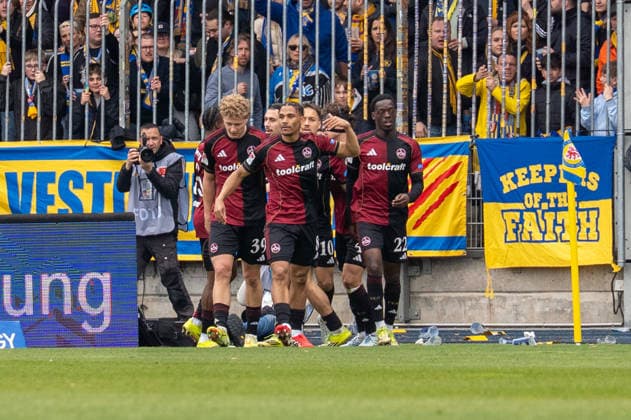 Deutschland: Fussball, 2. Bundesliga, 28. Spieltag 2025 26, Eintracht Braunschweig - 1. FC Nürnberg am 05.04. in Braunschweig, Eintracht-Stadion: Tor 0:1 Rabby Nzingoula (1. FC Nürnberg 22) Jubel Freude Emotionen Torjubel