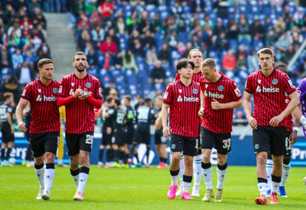 Deutschland: Fussball 2.Bundesliga 2025 2026, 28. Spieltag - Hannover 96 vs SV 07 Elversberg - Heinz von Heiden Arena Stadion (Hannover): Mannschaftsfoto, Totale Hannover