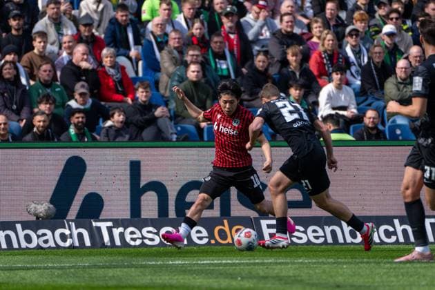Deutschland: 2. Bundesliga 2025 - 2026, 28. Spieltag - Hannover 96 vs SV Elversberg - Heinz von Heiden Arena (Hannover): Daisuke Yokota (Hannover 96, 18) am Ball