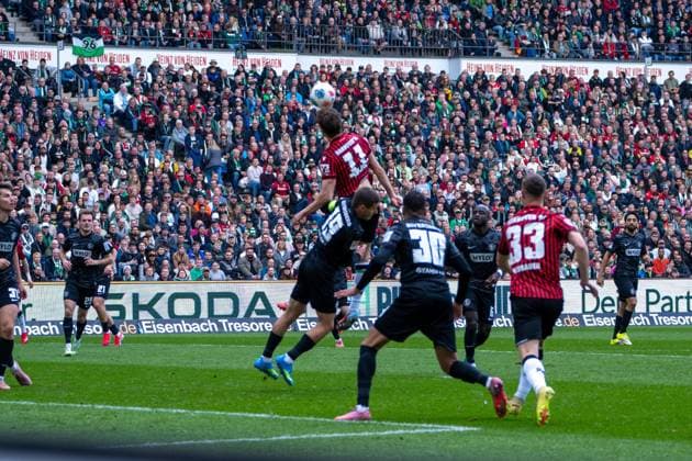 Deutschland: 2. Bundesliga 2025 - 2026, 28. Spieltag - Hannover 96 vs SV Elversberg - Heinz von Heiden Arena (Hannover): Benedikt Pichler (Hannover 96, 11) Kopfball