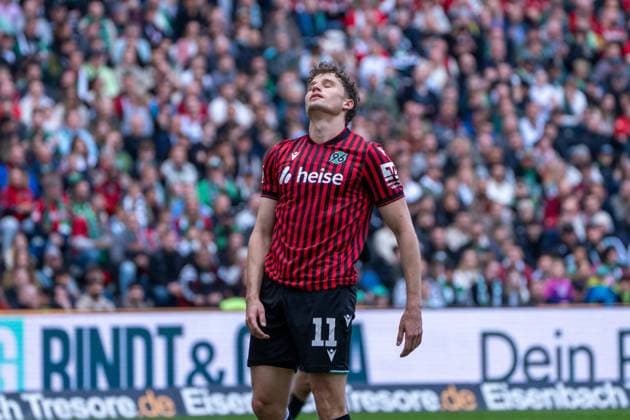 Deutschland: 2. Bundesliga 2025 - 2026, 28. Spieltag - Hannover 96 vs SV Elversberg - Heinz von Heiden Arena (Hannover): Benedikt Pichler (Hannover 96, 11) Porträt Freisteller Einzelbild