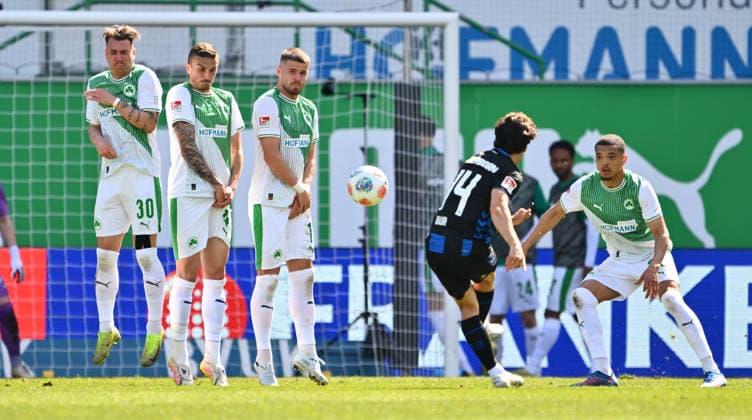 05.04.2026 - Fussball - Saison 2025 2026 - 2. Fussball - Bundesliga - 28. Spieltag: SpVgg Greuther Fürth ( Kleeblatt SGF ) - SC Paderborn 07 SCP - Sportfoto Zink - xwoxzix - DFL regulations prohibit any use of photographs as image sequences and or quasi-video - only for editorial use - Freistoß Mika Baur (14, SC Paderborn 07 ) - Mauer Felix Klaus (30, SpVgg Greuther Fürth ) Philipp Ziereis (4, SpVgg Greuther Fürth ) Jan Elvedi (15, SpVgg Greuther Fürth ) - rechts Maximilian Solomon Dietz (33, SpVgg Greuther Fürth )