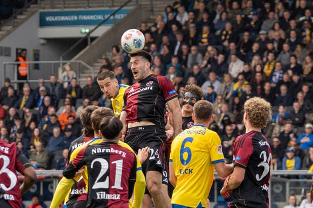 Deutschland: Fussball, 2. Bundesliga, 28. Spieltag 2025 26, Eintracht Braunschweig - 1. FC Nürnberg am 05.04. in Braunschweig, Eintracht-Stadion: Luka Lochoshvili (1. FC Nürnberg 24) Andi Hoti (Eintracht Braunschweig 4) Berkay Yilmaz (1. FC Nürnberg 21) Florian Flick (Eintracht Braunschweig 6)