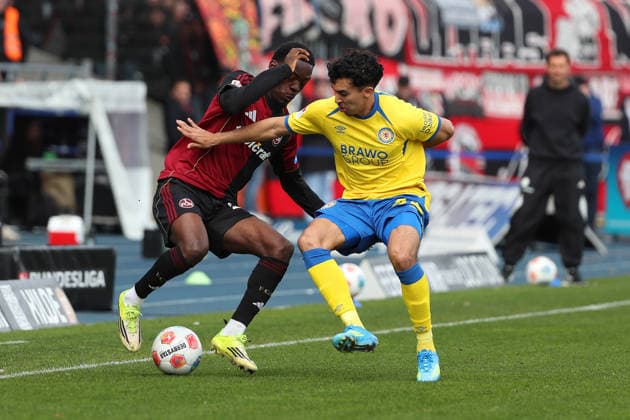 Braunschweig vs Nürnberg 2. BL Braunschweig, 05.04.2026, Fußball, Herren, 2. BL, Saison 2025 2026, Eintracht Braunschweig vs. 1. FC Nürnberg: Rabby Nzingoula (1.FC Nürnberg), Johan Gomez (Eintracht Braunschweig) (DFL DFB REGULATIONS PROHIBIT ANY USE OF PHOTOGRAPHS as IMAGE SEQUENCES and or QUASI-VIDEO) Stadion an der Hamburger Straße Niedersachsen Deutschland