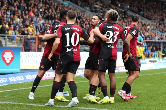 Braunschweig vs Nürnberg 2. BL Braunschweig, 05.04.2026, Fußball, Herren, 2. BL, Saison 2025 2026, Eintracht Braunschweig vs. 1. FC Nürnberg: Rabby Nzingoula (1.FC Nürnberg) jubelt mit Mannschaftskollegen nach seinem Tor zum 0:1 (DFL DFB REGULATIONS PROHIBIT ANY USE OF PHOTOGRAPHS as IMAGE SEQUENCES and or QUASI-VIDEO) Stadion an der Hamburger Straße Niedersachsen Deutschland