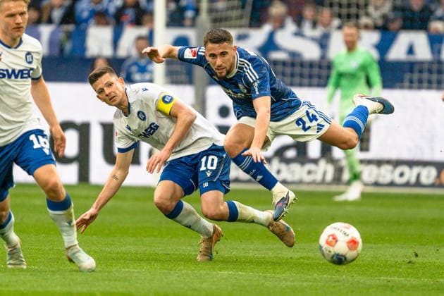 Sport Bilder des Tages Deutschland: 2. Bundesliga 2025 2026, 28. Spieltag - FC Schalke 04 vs. Karlsruher SC - 05.04.2026 - Veltins-Arena (Gelsenkirchen, Nordrhein-Westfalen) Aouchiche, Adil Marvin Wanitzek (Karlsruher SC, 10) Zweikampf Duell *** Germany 2 Bundesliga 2025 2026, 28 Matchday FC Schalke 04 vs Karlsruher SC 05 04 2026 Veltins Arena Gelsenkirchen, North Rhine-Westphalia Aouchiche, Adil Marvin Wanitzek Karlsruher SC, 10 Duel duel Copyright: xCelinaxLeiersx