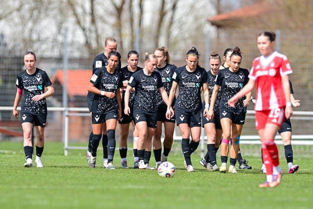 Spielerinnen von Viktoria Berlin mit Torjubel, Jubel, Torjubel, Torerfolg, celebrate the goal, goal, celebration, Jubel ueber das Tor zum 0:1 durch Nina Ehegoetz (Viktoria Berlin, 29) , optimistisch, Action, Aktion, 05.04.2026, Aschheim (Deutschland), Fussball,2. Frauen-Bundesliga, FC Bayern München II - Viktoria Berlin, DFB DFL REGULATIONS PROHIBIT ANY USE OF PHOTOGRAPHS AS IMAGE SEQUENCES AND OR QUASI-VIDEO.