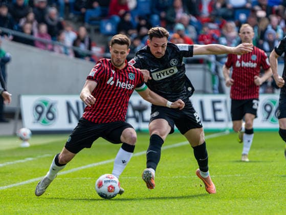 Enzo Leopold (Hannover 96, 08) im Zweikampf gegen Luca Schnellbacher (SV 07 Elversberg, 24) Hannover 96 vs. SV Elversberg, Fussball, 2. Bundesliga, 28. Spieltag, Saison 2025 2026, 05.04.2026 DFL REGULATIONS PROHIBIT ANY USE OF PHOTOGRAPHS AS IMAGE SEQUENCES AND OR QUASI-VIDEO, Hannover 96 vs. SV Elversberg, Fussball, 2. Bundesliga, 28. Spieltag, Saison 2025 2026, 05.04.2026 Hannover