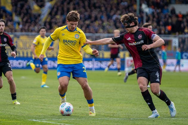 Deutschland: Fussball, 2. Bundesliga, 28. Spieltag 2025 26, Eintracht Braunschweig - 1. FC Nürnberg am 05.04. in Braunschweig, Eintracht-Stadion: Jovan Mijatovic (Eintracht Braunschweig 11) am Ball, Fabio Gruber (1. FC Nürnberg 4)