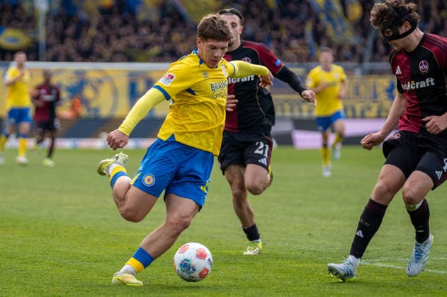 Deutschland: Fussball, 2. Bundesliga, 28. Spieltag 2025 26, Eintracht Braunschweig - 1. FC Nürnberg am 05.04. in Braunschweig, Eintracht-Stadion: Jovan Mijatovic (Eintracht Braunschweig 11) am Ball