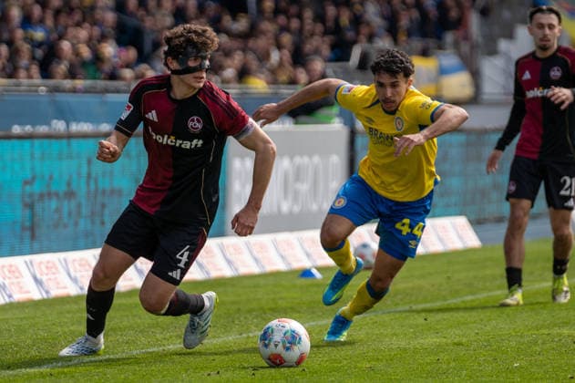 Deutschland: Fussball, 2. Bundesliga, 28. Spieltag 2025 26, Eintracht Braunschweig - 1. FC Nürnberg am 05.04. in Braunschweig, Eintracht-Stadion: Fabio Gruber (1. FC Nürnberg 4) Johan Gomez (Eintracht Braunschweig 44)