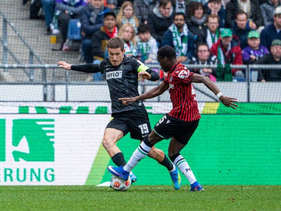 Lukas Pinckert (SV 07 Elversberg, 19) im Zweikampf gegen Noel Aseko Nkili (Hannover 96, 15) Hannover 96 vs. SV Elversberg, Fussball, 2. Bundesliga, 28. Spieltag, Saison 2025 2026, 05.04.2026 DFL REGULATIONS PROHIBIT ANY USE OF PHOTOGRAPHS AS IMAGE SEQUENCES AND OR QUASI-VIDEO, Hannover 96 vs. SV Elversberg, Fussball, 2. Bundesliga, 28. Spieltag, Saison 2025 2026, 05.04.2026 Hannover