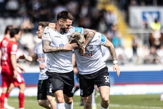 Sport Bilder des Tages Fussball, Saison 2025 2026, 3. Liga, Donaustadion Ulm, 31. Spieltag, SSV Ulm 1846 Fußball - SC Verl, 05.04.2026 05.04.2026, Fussball, Saison 2025 2026, 3. Liga, Donaustadion Ulm, 31. Spieltag, SSV Ulm 1846 Fußball - SC Verl, Torjubel Jubel Freude nach Treffer Tor Torschuss zum 1:0 durch 32 Niklas Kölle (SSV Ulm 1846 Fußball). v.l. 43 Leon Dajaku (SSV Ulm 1846 Fußball), 32 Niklas Kölle (SSV Ulm 1846 Fußball) Foto: Lucca Fundel05.04.2026, Fussball, Saison 2025 2026, 3. Liga, Donaustadion Ulm, 31. Spieltag, SSV Ulm 1846 Fußball - SC Verl, Torjubel Jubel Freude nach Treffer Tor Torschuss zum 1:0 durch 32 Niklas Kölle (SSV Ulm 1846 Fußball). v.l. 43 Leon Dajaku (SSV Ulm 1846 Fußball), 32 Niklas Kölle (SSV Ulm 1846 Fußball) Foto: Lucca Fundel Foto: Lucca Fundel Ulmn Donaustadion Baden-Württemberg Deutschland *** Football, Season 2025 2026, 3 Liga, Donaustadion Ulm, 31 Matchday, SSV Ulm 1846 Football SC Verl, 05 04 2026 05 04 2026, Football, Season 2025 2026, 3 Liga, Donaustadion Ulm, 31 Matchday, SSV Ulm 1846 Football SC Verl, Goal celebrations Joy after goal Goal shot for 1 0 by 32 Niklas Kölle SSV Ulm 1846 Fußball v l 43 Leon Dajaku SSV Ulm 1846 Fußball , 32 Niklas Kölle SSV Ulm 1846 Fußball Foto Lucca Fundel05 04 2026, Soccer, Season 2025 2026, 3 Liga, Donaustadion Ulm, 31 Matchday, SSV Ulm 1846 Soccer SC Verl, Goal celebration joy after goal goal shot to 1 0 by 32 Niklas Kölle SSV Ulm 1846 Soccer v l 43 Leon Dajaku SSV Ulm 1846 Soccer , 32 Niklas Kölle SSV Ulm 1846 Soccer Photo Lucca Fundel Photo Lucca Fundel Ulmn Donaustadion Baden Württemberg Germany