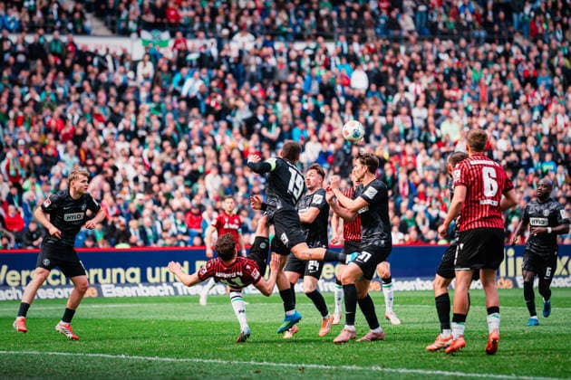 2. Bundesliga: Hannover 96 vs. SV Elversberg, 05.04.2026 Benedikt Oscar Pichler (Hannover 96, 11) mit dem Fallrückzieher, Lukas Finn Pinckert (SV Elversberg, 19) klärt den Ball; Fußball, 2. Bundesliga, 28. Spieltag: Hannover 96 vs. SV Elversberg am 05.04.2026 in der Heinz von Heiden Arena, Hannover DFL REGULATIONS PROHIBIT ANY USE OF PHOTOGRAPHS AS IMAGE SEQUENCES AND OR QUASI-VIDEO.
