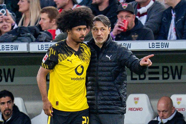 04.04.2026, VfB Stuttgart vs. Borussia Dortmund, 1. Bundesliga, 28. Spieltag Karim Adeyemi (Borussia Dortmund, 27) Einwechselung hier mit Niko Kovac (Borussia Dortmund, Trainer) Wichtiger Hinweis: Gemaess den Vorgaben der DFL Deutsche Fussball Liga bzw. des DFB Deutscher Fussball-Bund ist es untersagt, in dem Stadion und oder vom Spiel angefertigte Fotoaufnahmen in Form von Sequenzbildern und oder videoaehnlichen Fotostrecken zu verwerten *** 04 04 2026, VfB Stuttgart vs Borussia Dortmund, 1 Bundesliga, 28 Matchday Karim Adeyemi Borussia Dortmund, 27 Substitution here with Niko Kovac Borussia Dortmund, Coach Important note According to the regulations of the DFL German Football League and the DFB German Football Association, it is prohibited to use photographs taken in the stadium and or of the game in the form of sequential images and or video-like photo series Copyright: xBahhoxKarax