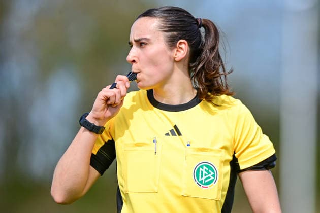 Lea Kretzschmar (Schiedsrichterin) Einzelbild, Aktion, Action, 05.04.2026, Aschheim (Deutschland), Fussball,2. Frauen-Bundesliga, FC Bayern München II - Viktoria Berlin, DFB DFL REGULATIONS PROHIBIT ANY USE OF PHOTOGRAPHS AS IMAGE SEQUENCES AND OR QUASI-VIDEO.