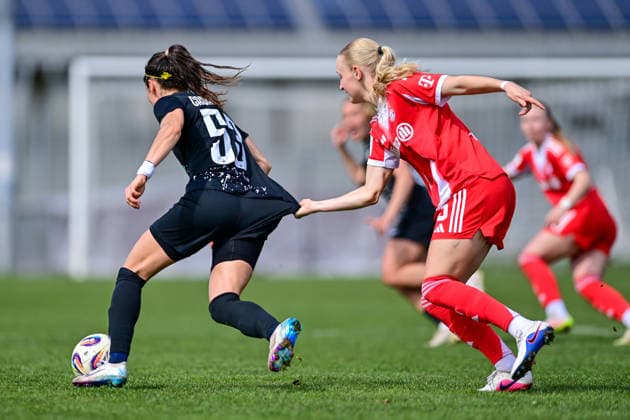 v.li.: Laura Gasanovas (Viktoria Berlin, 53) Luzie Zaehringer (FCB, 5) im Zweikampf, Duell, duel, tackle, Dynamik, Action, Aktion, 05.04.2026, Aschheim (Deutschland), Fussball,2. Frauen-Bundesliga, FC Bayern München II - Viktoria Berlin, DFB DFL REGULATIONS PROHIBIT ANY USE OF PHOTOGRAPHS AS IMAGE SEQUENCES AND OR QUASI-VIDEO.
