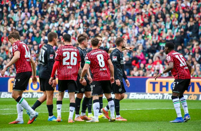 Deutschland: Fussball 2.Bundesliga 2025 2026, 28. Spieltag - Hannover 96 vs SV 07 Elversberg - Heinz von Heiden Arena Stadion (Hannover): Waniss TaÃ¯bi Waniss Taibi (Hannover 96, 26) Enzo Leopold (Hannover 96, 8) Lukas Pinckert (SV 07 Elversberg, 19) Hannover