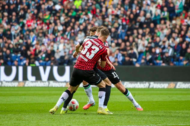 Deutschland: Fussball 2.Bundesliga 2025 2026, 28. Spieltag - Hannover 96 vs SV 07 Elversberg - Heinz von Heiden Arena Stadion (Hannover): Maurice Neubauer (Hannover 96, 33) Tom Zimmerschied (SV 07 Elversberg, 29) Hannover