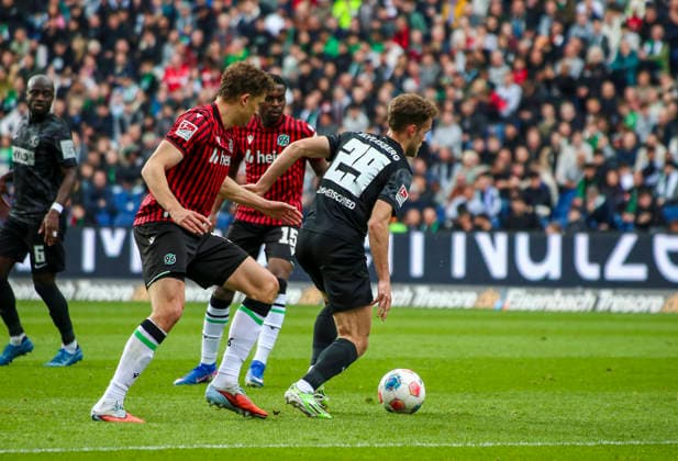 Deutschland: Fussball 2.Bundesliga 2025 2026, 28. Spieltag - Hannover 96 vs SV 07 Elversberg - Heinz von Heiden Arena Stadion (Hannover): Maurice Neubauer (Hannover 96, 33) Tom Zimmerschied (SV 07 Elversberg, 29) Hannover