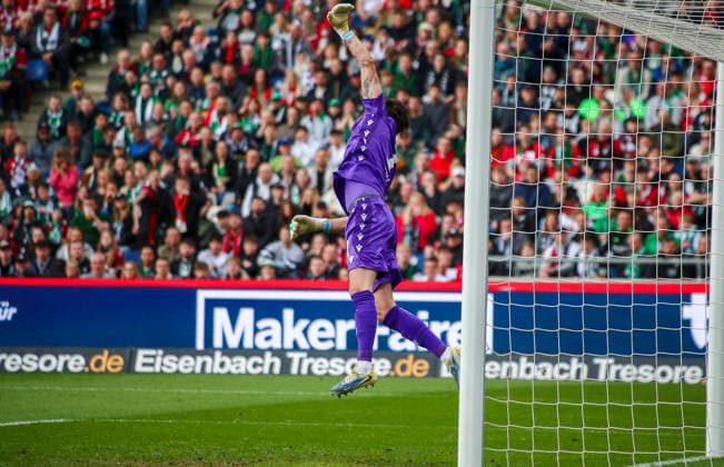 Deutschland: Fussball 2.Bundesliga 2025 2026, 28. Spieltag - Hannover 96 vs SV 07 Elversberg - Heinz von Heiden Arena Stadion (Hannover): Nahuel Noll (Hannover 96, 1) Hannover