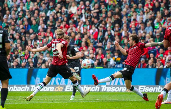Deutschland: Fussball 2.Bundesliga 2025 2026, 28. Spieltag - Hannover 96 vs SV 07 Elversberg - Heinz von Heiden Arena Stadion (Hannover): Torchance Tom Zimmerschied (SV 07 Elversberg, 29) Kolja Oudenne (Hannover 96, 29) Stefan Teitur ÃžorÃ°arson Stefan Teitur Thordarson (Hannover 96, 23) Hannover