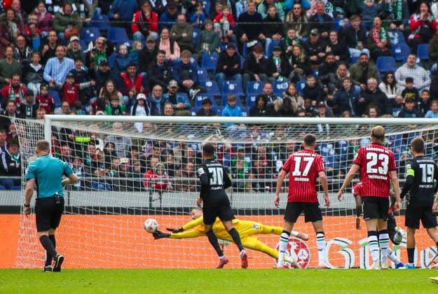 Deutschland: Fussball 2.Bundesliga 2025 2026, 28. Spieltag - Hannover 96 vs SV 07 Elversberg - Heinz von Heiden Arena Stadion (Hannover): Torchance NoÃ«l AsÃ ko Noel Aseko (Hannover 96, 15) Nicolas Kristof (SV 07 Elversberg, 20) Hannover