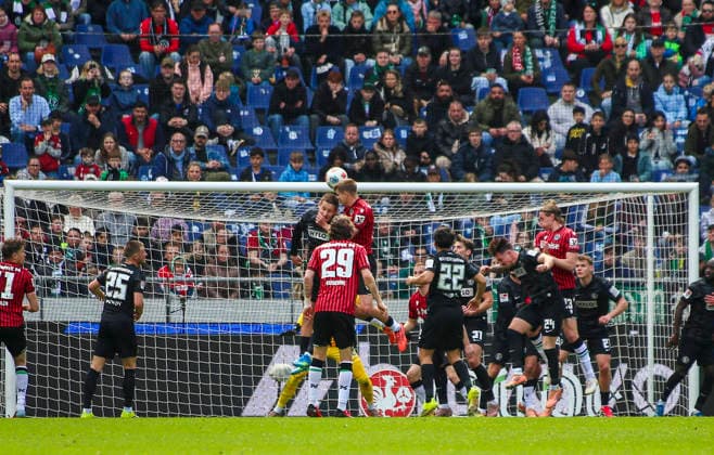 Deutschland: Fussball 2.Bundesliga 2025 2026, 28. Spieltag - Hannover 96 vs SV 07 Elversberg - Heinz von Heiden Arena Stadion (Hannover): Torchance Maik Nawrocki (Hannover 96, 6) Hannover