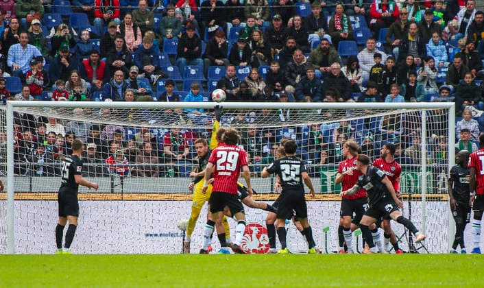 Deutschland: Fussball 2.Bundesliga 2025 2026, 28. Spieltag - Hannover 96 vs SV 07 Elversberg - Heinz von Heiden Arena Stadion (Hannover): Torchance Maik Nawrocki (Hannover 96, 6) Nicolas Kristof (SV 07 Elversberg, 20) Hannover
