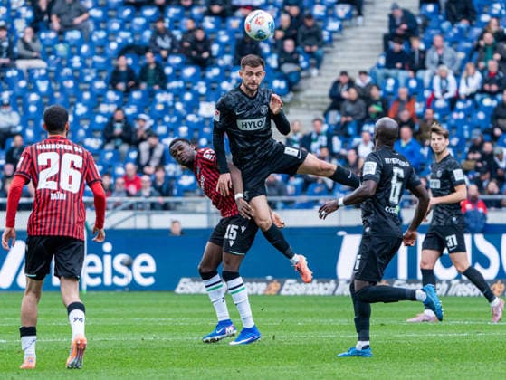 Lukasz Poreba (SV 07 Elversberg, 08) im Zweikampf gegen Noel Aseko Nkili (Hannover 96, 15) Hannover 96 vs. SV Elversberg, Fussball, 2. Bundesliga, 28. Spieltag, Saison 2025 2026, 05.04.2026 DFL REGULATIONS PROHIBIT ANY USE OF PHOTOGRAPHS AS IMAGE SEQUENCES AND OR QUASI-VIDEO, Hannover 96 vs. SV Elversberg, Fussball, 2. Bundesliga, 28. Spieltag, Saison 2025 2026, 05.04.2026 Hannover