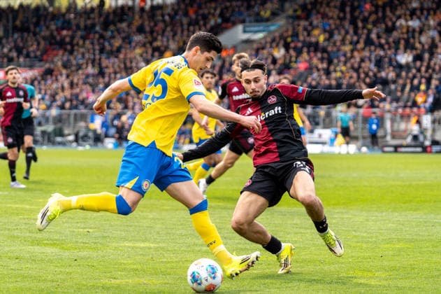 Deutschland: Fussball, 2. Bundesliga, 28. Spieltag 2025 26, Eintracht Braunschweig - 1. FC Nürnberg am 05.04. in Braunschweig, Eintracht-Stadion: Grant-Leon Ranos (Eintracht Braunschweig 25) Berkay Yilmaz (1. FC Nürnberg 21)