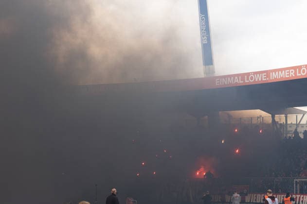 Deutschland: Fussball, 2. Bundesliga, 28. Spieltag 2025 26, Eintracht Braunschweig - 1. FC Nürnberg am 05.04. in Braunschweig, Eintracht-Stadion: Fans, Spruchband, Fahne, Transparent, Ultras, Pyro, Pyrotechnik, Feuerwerk, Feuerwerkskörper