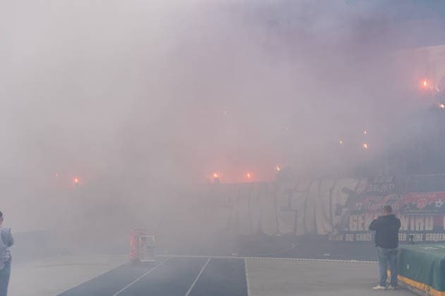 Deutschland: Fussball, 2. Bundesliga, 28. Spieltag 2025 26, Eintracht Braunschweig - 1. FC Nürnberg am 05.04. in Braunschweig, Eintracht-Stadion: Fans, Spruchband, Fahne, Transparent, Ultras, Pyro, Pyrotechnik, Feuerwerk, Feuerwerkskörper