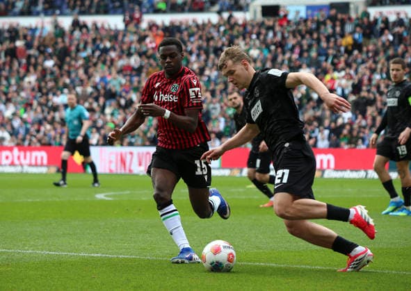 Deutschland: Fussball 2.Bundesliga 2025 2026, 28. Spieltag - Hannover 96 vs SV 07 Elversberg - Heinz von Heiden Arena Stadion (Hannover): im Zweikampf Lasse Günther Lasse Guenther (SV 07 Elversberg, 21) NoÃ«l AsÃ ko Noel Aseko (Hannover 96, 15) Hannover