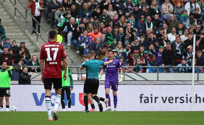 Deutschland: Fussball 2.Bundesliga 2025 2026, 28. Spieltag - Hannover 96 vs SV 07 Elversberg - Heinz von Heiden Arena Stadion (Hannover): Elfmeter SchiedsrichterDr. Robert Kampka Nahuel Noll (Hannover 96, 1) Hannover