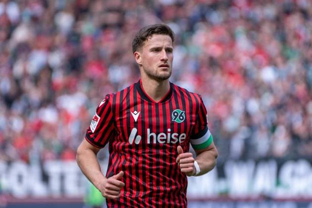 Deutschland: 2. Bundesliga 2025 - 2026, 28. Spieltag - Hannover 96 vs SV Elversberg - Heinz von Heiden Arena (Hannover): Enzo Leopold (Hannover 96, 8) Porträt Freisteller Einzelbild