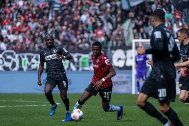 Deutschland: 2. Bundesliga 2025 - 2026, 28. Spieltag - Hannover 96 vs SV Elversberg - Heinz von Heiden Arena (Hannover): Noel Aseko (Hannover 96, 15) am Ball