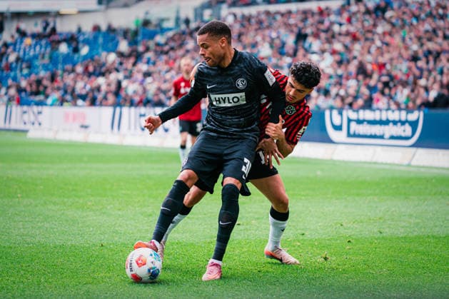 2. Bundesliga: Hannover 96 vs. SV Elversberg, 05.04.2026 Zweikampf, Jan Gyamerah (SV Elversberg, 30) gegen Husseyn Chakroun (Hannover 96, 14); Fußball, 2. Bundesliga, 28. Spieltag: Hannover 96 vs. SV Elversberg am 05.04.2026 in der Heinz von Heiden Arena, Hannover DFL REGULATIONS PROHIBIT ANY USE OF PHOTOGRAPHS AS IMAGE SEQUENCES AND OR QUASI-VIDEO.