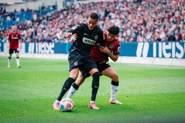 2. Bundesliga: Hannover 96 vs. SV Elversberg, 05.04.2026 Zweikampf, Jan Gyamerah (SV Elversberg, 30) gegen Husseyn Chakroun (Hannover 96, 14); Fußball, 2. Bundesliga, 28. Spieltag: Hannover 96 vs. SV Elversberg am 05.04.2026 in der Heinz von Heiden Arena, Hannover DFL REGULATIONS PROHIBIT ANY USE OF PHOTOGRAPHS AS IMAGE SEQUENCES AND OR QUASI-VIDEO.
