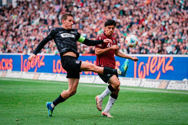 2. Bundesliga: Hannover 96 vs. SV Elversberg, 05.04.2026 Lukas Finn Pinckert (SV Elversberg, 19) klärt vor Husseyn Chakroun (Hannover 96, 14); Fußball, 2. Bundesliga, 28. Spieltag: Hannover 96 vs. SV Elversberg am 05.04.2026 in der Heinz von Heiden Arena, Hannover DFL REGULATIONS PROHIBIT ANY USE OF PHOTOGRAPHS AS IMAGE SEQUENCES AND OR QUASI-VIDEO.