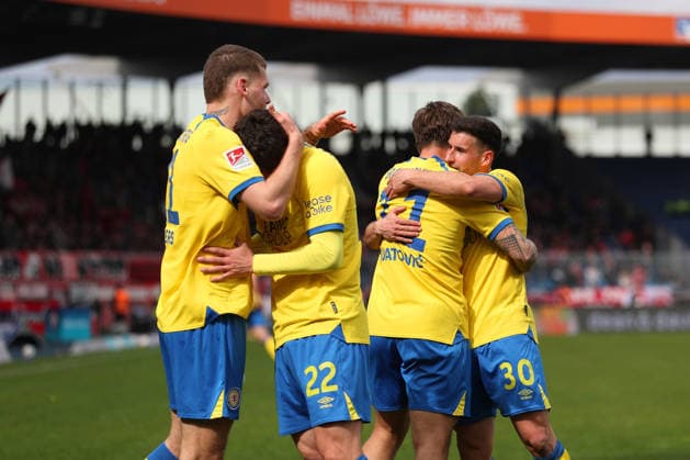 Braunschweig vs Nürnberg 2. BL Braunschweig, 05.04.2026, Fußball, Herren, 2. BL, Saison 2025 2026, Eintracht Braunschweig vs. 1. FC Nürnberg: Jovan Mijatovic (Eintracht Braunschweig) jubelt mit Mannschaftskollegen nach seinem Tor zum 1:1 (DFL DFB REGULATIONS PROHIBIT ANY USE OF PHOTOGRAPHS as IMAGE SEQUENCES and or QUASI-VIDEO) Stadion an der Hamburger Straße Niedersachsen Deutschland